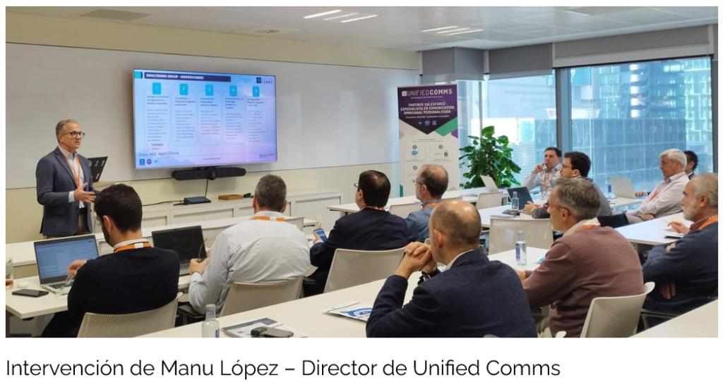 Intervención de Manu López, director de Unified Comms dirigiéndose a los asistentes al evento presencial Tableau en las oficinas de Salesforce